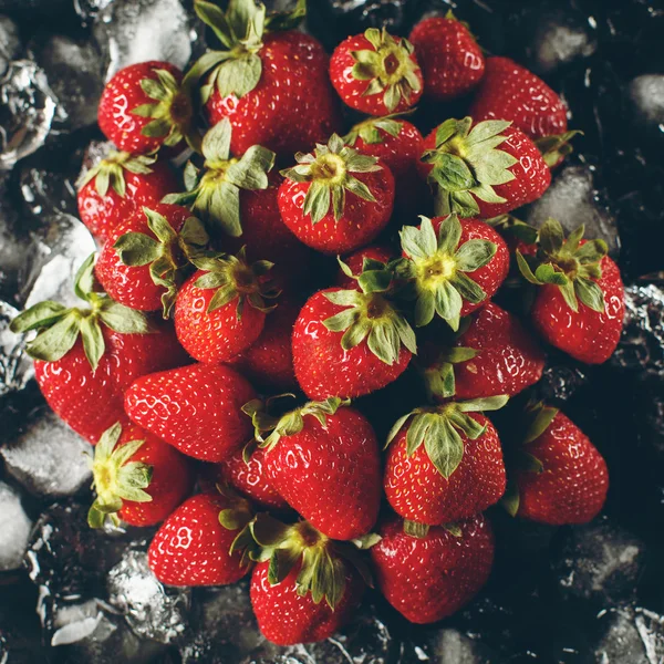 Reife Erdbeeren in Nahaufnahme auf Eis serviert — Stockfoto