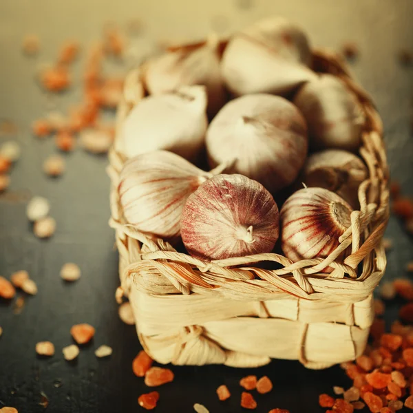 Garlic Close Up in a Basket — Stock Photo, Image