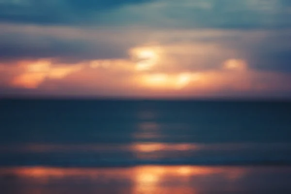 Wazig beeld van zeegezicht met zonsondergang — Stockfoto