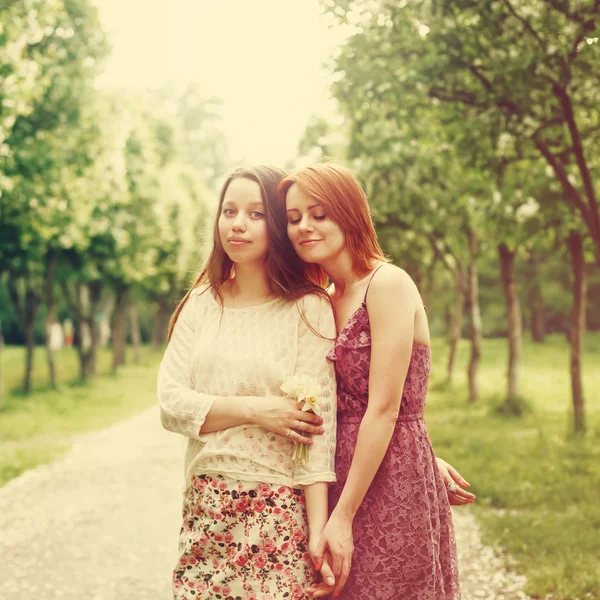 Soeurs ou amis En plein air en été — Photo