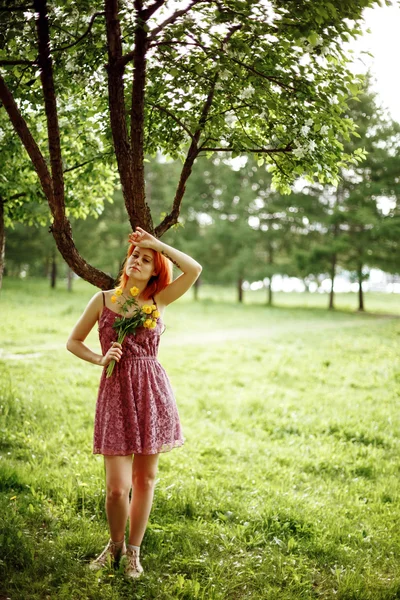 Capelli rossi donna in abito leggero — Foto Stock