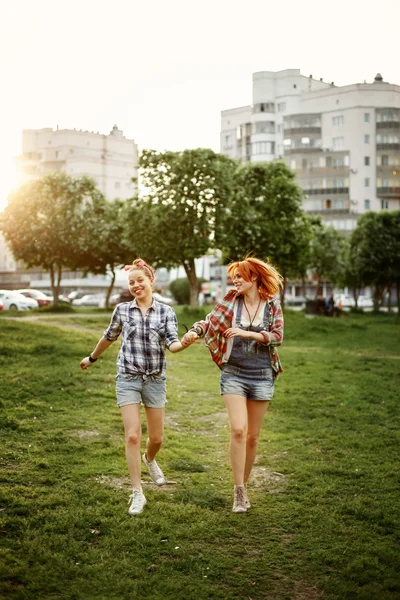 Les jeunes filles s'amusent dans le parc — Photo