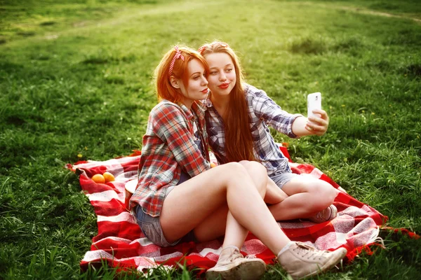 Girls Having Fun Making Selfie — Stock Photo, Image