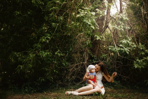 Madre e figlia giocare insieme — Foto Stock