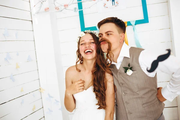 Momento divertente emotivo del matrimonio — Foto Stock