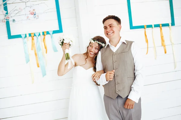 Glada festliga bröllop par — Stockfoto