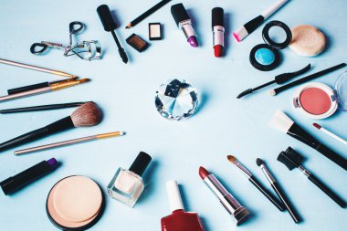 Çeşitli makyaj ve güzellik ürünleri.