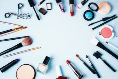 Çeşitli makyaj ve güzellik ürünleri.