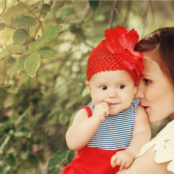 Carino bambino felice con la madre — Foto Stock