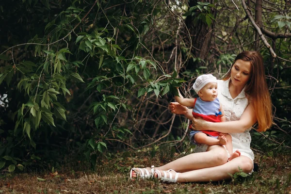 Annesi ile şirin mutlu çocuk — Stok fotoğraf