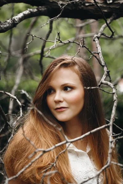 Mulher na natureza olhando para longe — Fotografia de Stock