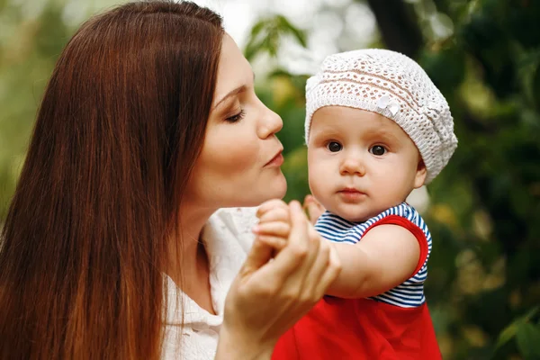 Szerető fiatal anya gazdaságban, és megcsókolta a baba — Stock Fotó