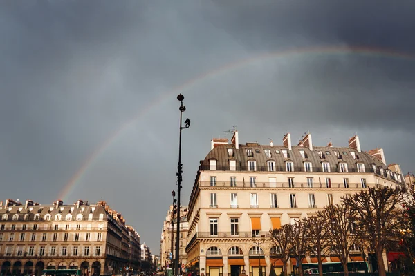 Paris street view mit Regenbogen — Stockfoto