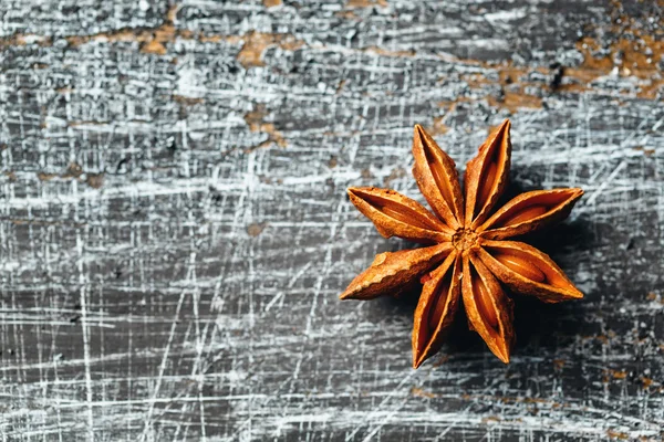 Star Anise на винтажной текстурной таблице — стоковое фото