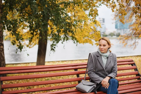 Femme pensive dans le parc d'automne près de la rivière — Photo