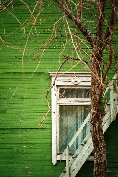 Старый деревянный дом с зеленой стеной — стоковое фото