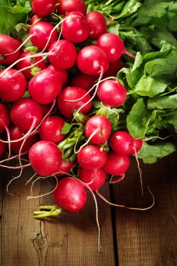 Taze turp grup rustik ahşap zemin üzerine