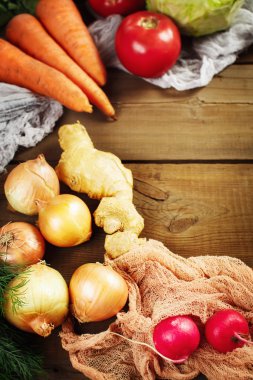 Ahşap çeşitli taze sebze ile kompozisyon 