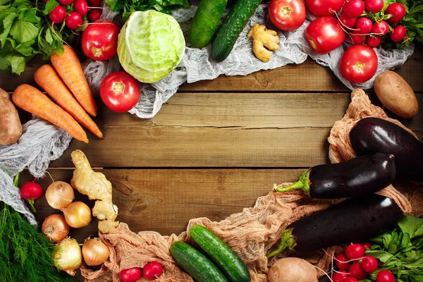 Cadre à base de légumes frais sur bois — Photo