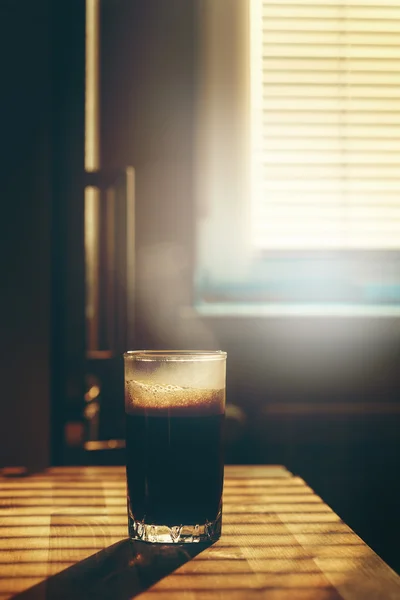 Verre transparent avec boisson chaude au café — Photo