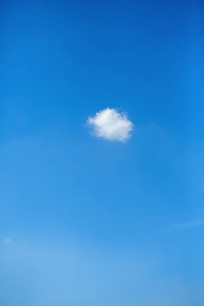 Small cute cloud on the blue clear sky — Stock Photo, Image