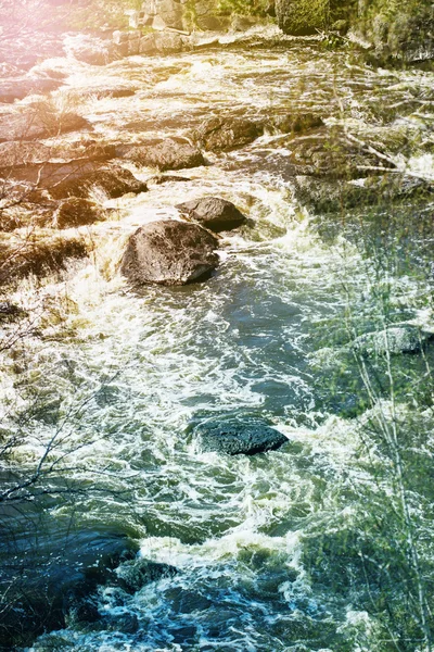 Гірський потік річка з камінням — стокове фото