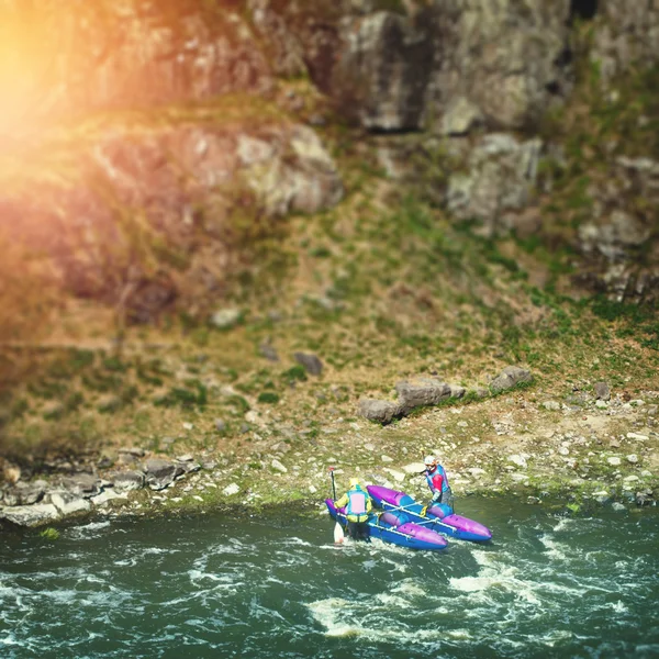 Rivière de montagne avec pierres — Photo