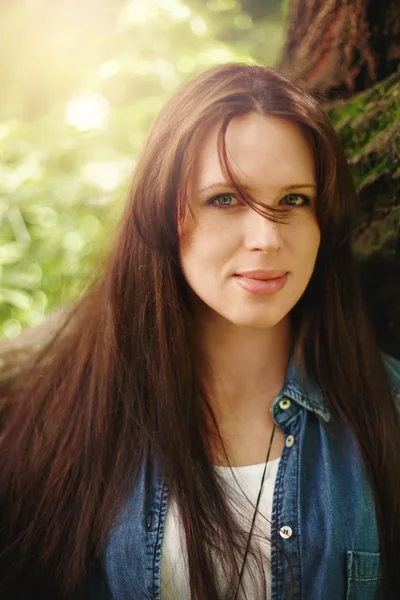 Portrait de belle jeune femme souriante — Photo