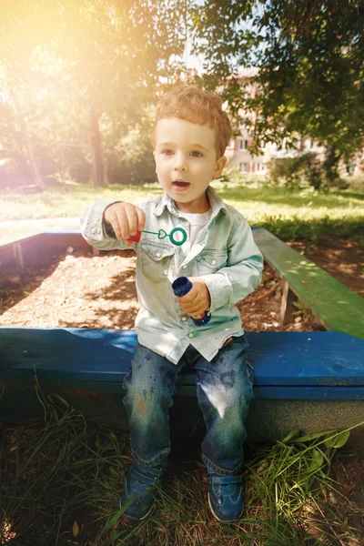 Lindo niño jugando en el patio — Foto de Stock