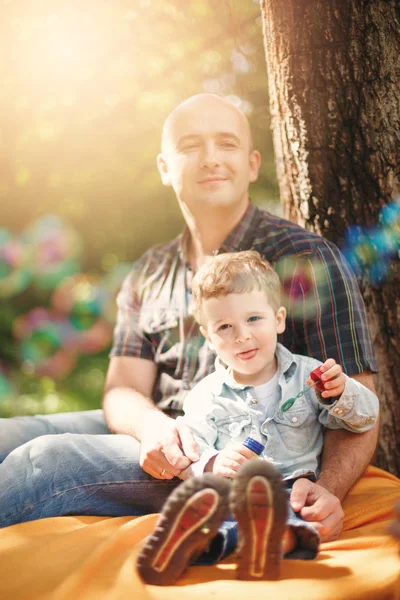 O pai e o filho passam o tempo juntos. — Fotografia de Stock