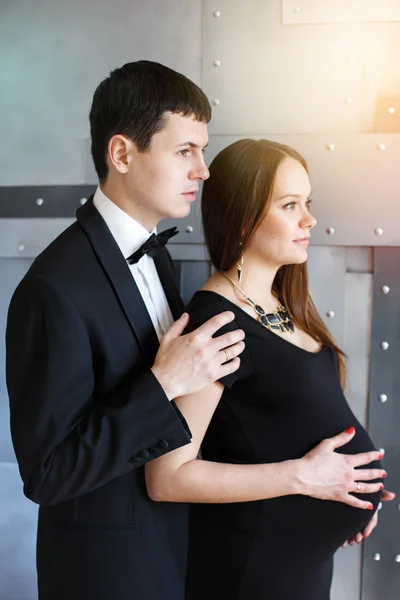 Stilig, elegant par som venter på en baby – stockfoto