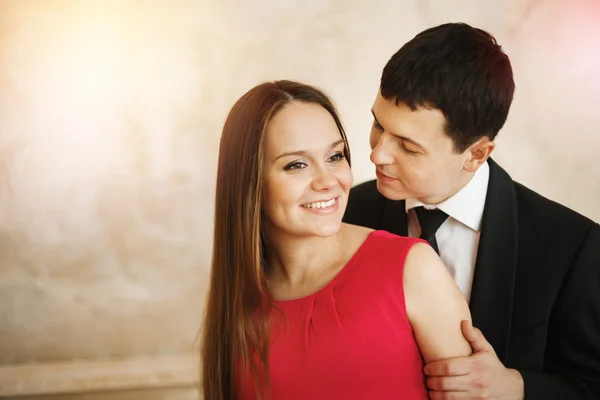 Headshot de casal elegante abraçando e beijando — Fotografia de Stock