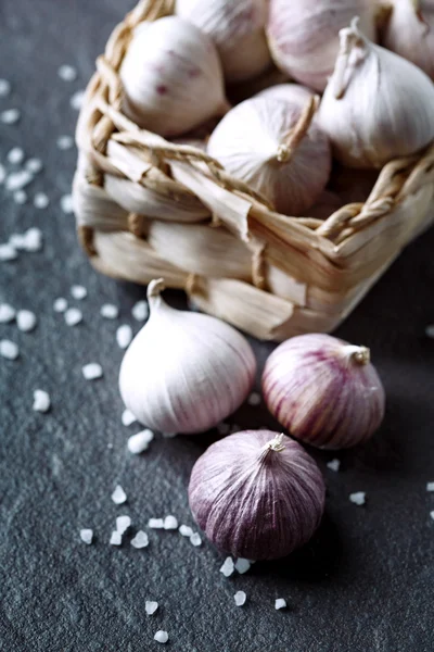 Heap of fresh garlic bulbs on stone — Stock Photo, Image