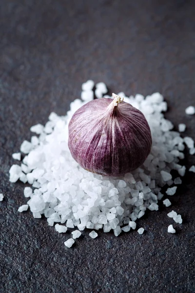 Garlic bulb on salt heap close-up — Stock Photo, Image
