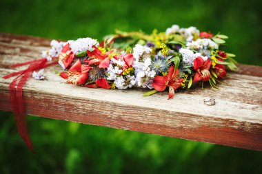 Alyans ile çiçek kompozisyon