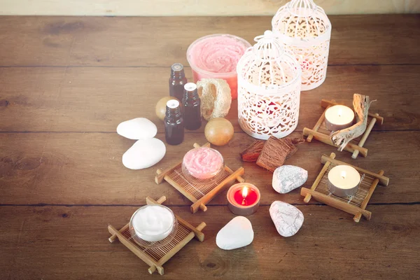 Fundo de spa com velas e produtos de tratamento — Fotografia de Stock