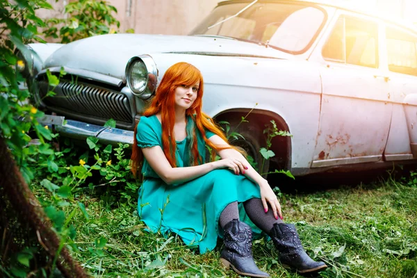 Mujer joven brillante posando cerca de coche viejo — Foto de Stock