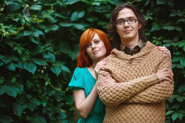 Brilhante casal na moda fechar posando — Fotografia de Stock