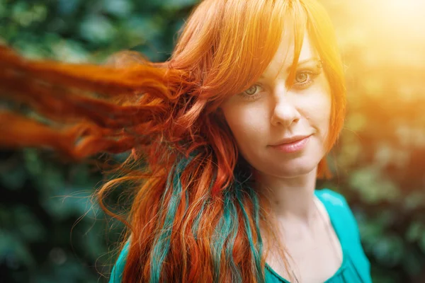 Jonge trendy vrouw met gekleurde helder rood hoofd — Stockfoto