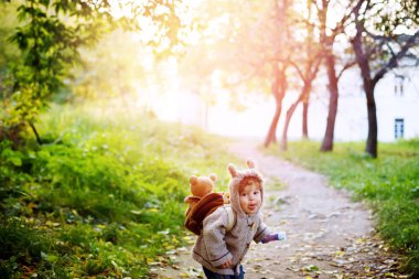 Sevimli küçük çocuk komik giysileri eğleniyor