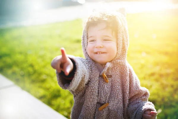 Lindo niño con ropa divertida como oso de peluche — Foto de Stock