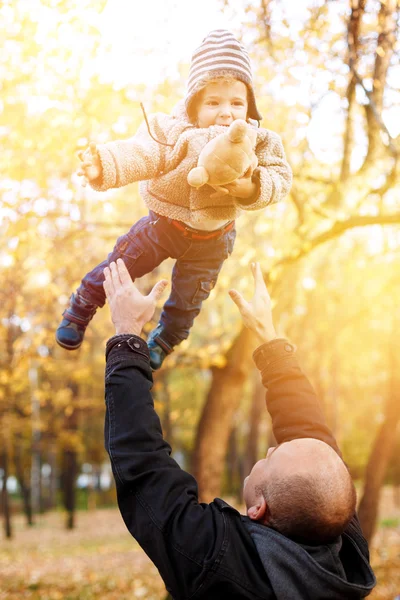 Vader met plezier met zijn zoontje — Stockfoto