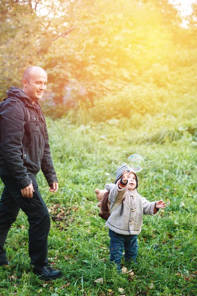 Fiatal apa, gyaloglás és birtoklás móka — Stock Fotó