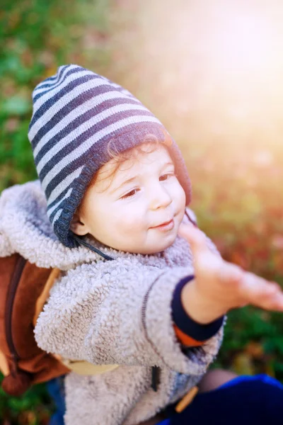 Niño feliz en parque caminando al aire libre — Foto de Stock