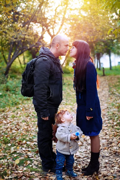 Gelukkige familie plezier op de natuur — Stockfoto