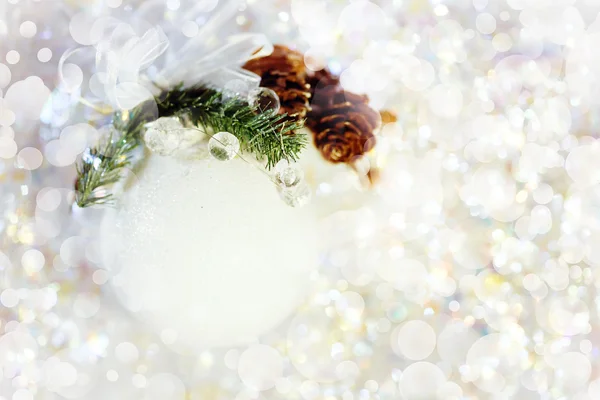 Рождественское украшение с белым безделушкой — стоковое фото