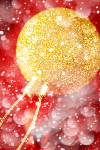 Gouden bal sluit Up over Red Christmas — Stockfoto