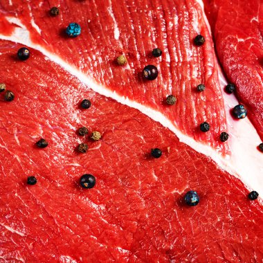 Sığır eti kırmızı et karabiber ile yakın çekim