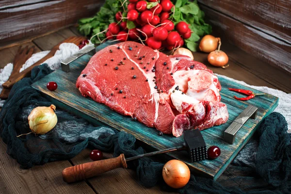 Carne di vitello fresca su tavola rustica di legno — Foto Stock