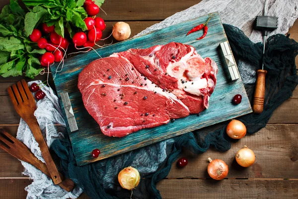 Carne di vitello fresca su tavola rustica di legno — Foto Stock